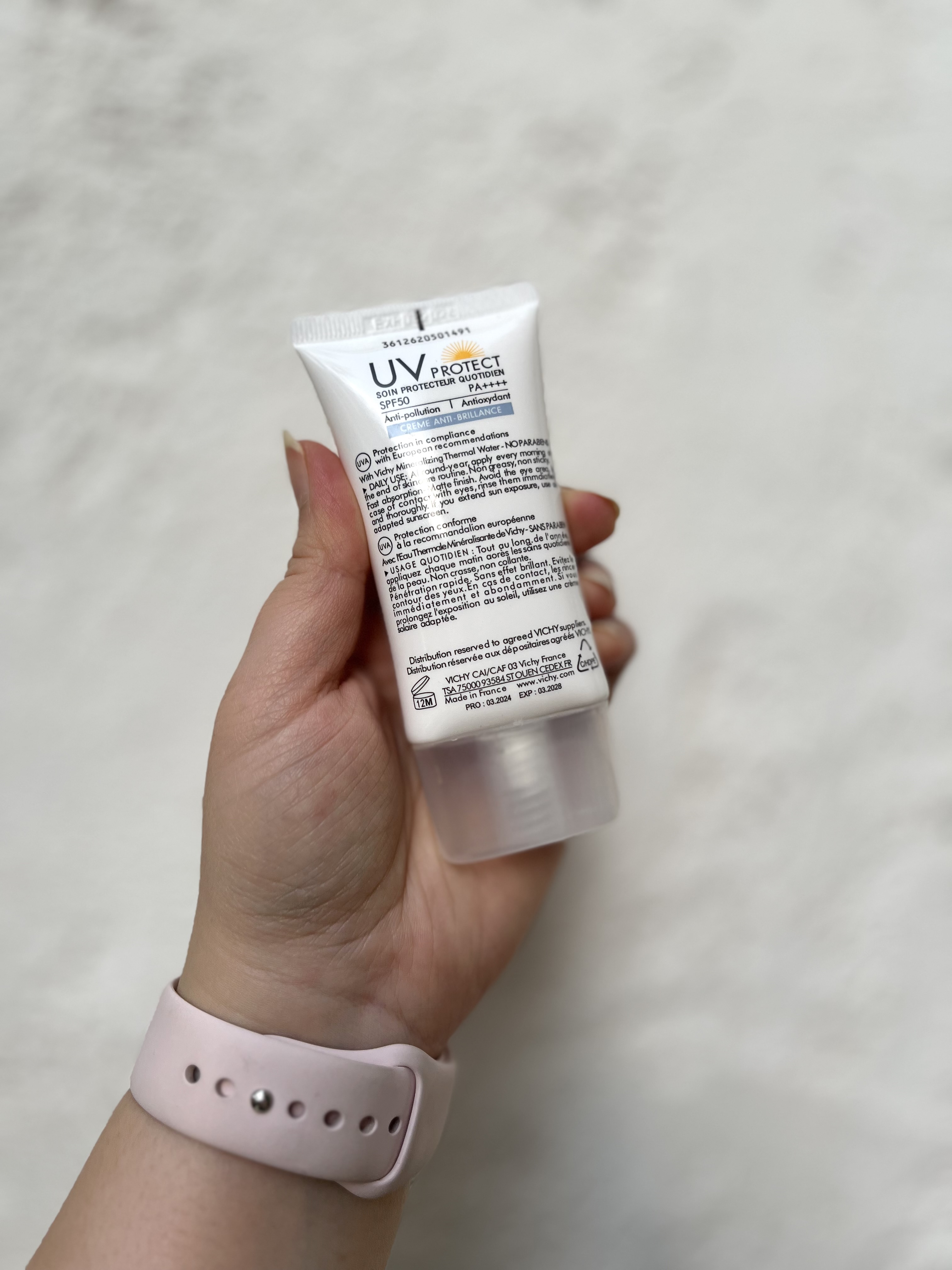 کرم ضد آفتاب بدون رنگ ویشی SPF 50 مدل Anti Shine مناسب پوستهای چرب و مختلط حجم 40 میل